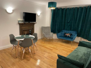 Superb 2 Bedrooms Ealing Broadway Apartment next to Tube & Buses, Ealing
